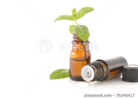 在白色背景上拍攝一瓶薄荷和香油 76240427