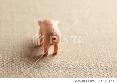 簡單可愛的豬圖屁股 76240477