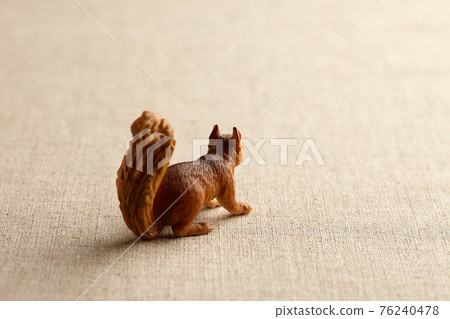 一個簡單可愛的松鼠形象的後視圖 76240478