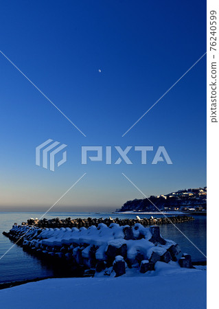 Blue moment on the eastern Otaru coast. 76240599