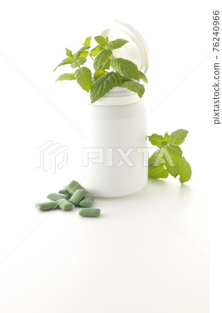 在白色背景上拍攝薄荷、口香糖和瓶子 76240966