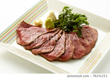 充滿肉汁的豪華烤牛肉片 充滿肉汁的豪華烤牛肉片 76241251