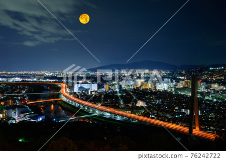 阪神高速公路池田線伊那河沿岸、大阪府池田市、品川大橋和滿月的夜景，日本10月27日 76242722