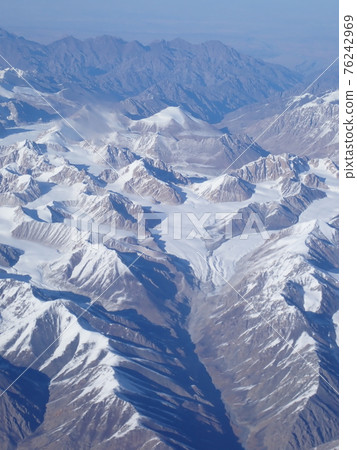 Aerial view from regular flights in Tianshan Mountains, Tenshan Mountains, Xinjiang Uygur Autonomous Region 76242969