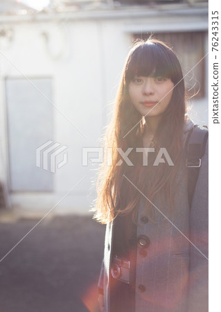 看照相機的長發婦女和火光 76243315