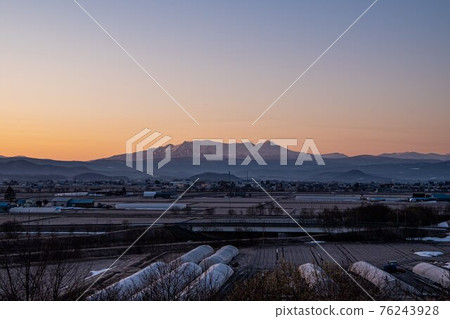 Spring Pippu Town Sunrise and Daisetsuzan Spring Pippu Town Sunrise and Daisetsuzan 76243928