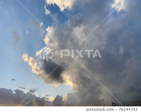 The white and gray clouds in the blue sky look like something is down / The could 76244353