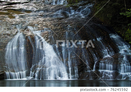 Chiba / Awamata Waterfall in early autumn 76245592