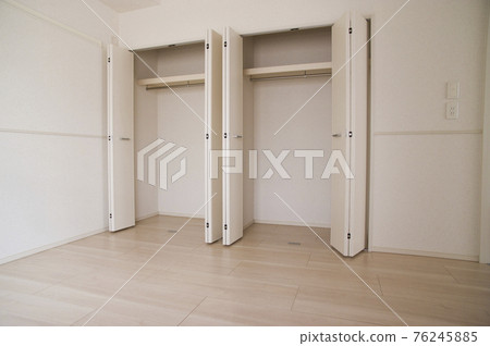 Flooring room between the six tatami mats of the apartment. Scenery without luggage. 76245885