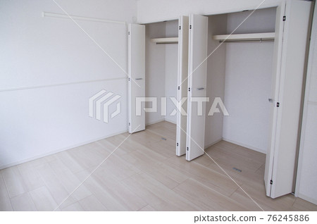 Flooring room between the six tatami mats of the apartment. Scenery without luggage. 76245886