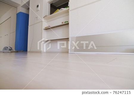 動人的風景。公寓的客廳裡幾乎什麼都沒有。 76247115