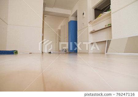 動人的風景。公寓的客廳裡幾乎什麼都沒有。 76247116