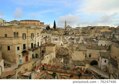 意大利南部馬泰拉窯洞的城市景觀 76247486