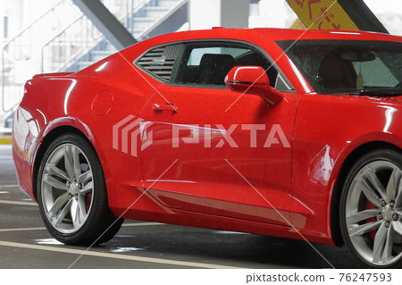 一輛紅色跑車在停車場的形象 一輛紅色跑車在停車場的形象 76247593