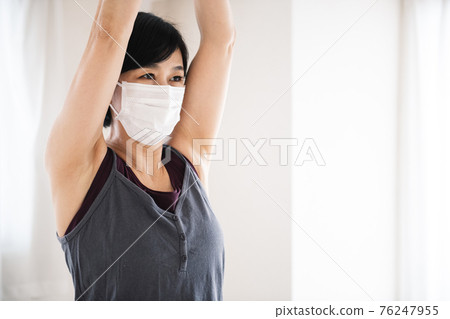 一位女士在 Corona 的瑜伽工作室做瑜伽的圖片 一位女士在 Corona 的瑜伽工作室做瑜伽的圖片 76247955