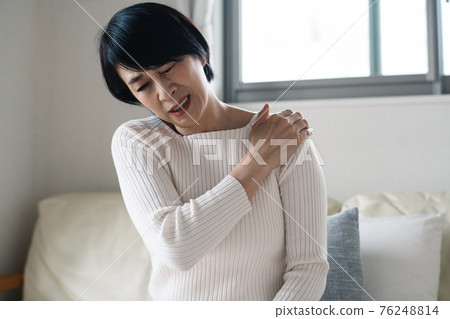 日本女性肩膀僵硬累累 日本女性肩膀僵硬累累 76248814