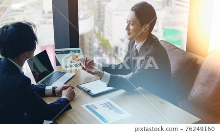商人在辦公室談話 76249160