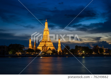 Wat Arun Ratchawararam or Temple of Dawn and five pagodas during twilight, famous tourist destination in Bangkok, Thailand Wat Arun Ratchawararam or Temple of Dawn and five pagodas during twilight, famous tourist destination in Bangkok, Thailand 76249662