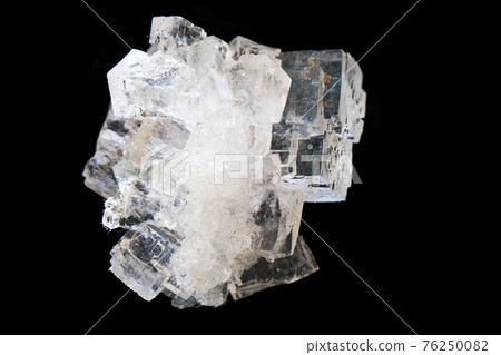 salt crystal mineral 76250082