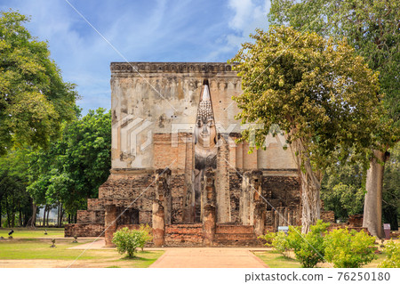 Famous big Buddha statue image named Phra Achana situated in ruined chapel at Wat Si Chum temple, Sukhothai Historical Park, Thailand Famous big Buddha statue image named Phra Achana situated in ruined chapel at Wat Si Chum temple, Sukhothai Historical Park, Thailand 76250180