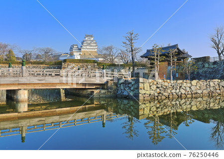 [Hyogo Prefecture] Himeji Castle and Sakuramonbashi Bridge under fine weather 76250446