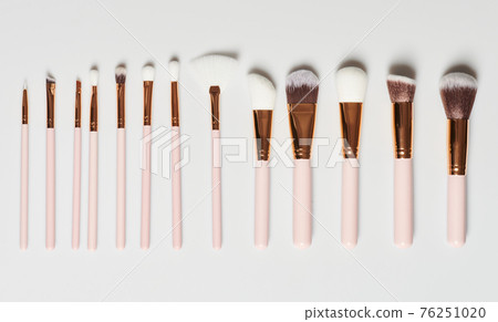 Set of cosmetic brushes different size Set of cosmetic brushes different size 76251020