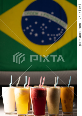 Colorful fruit smoothies and juices 76251561
