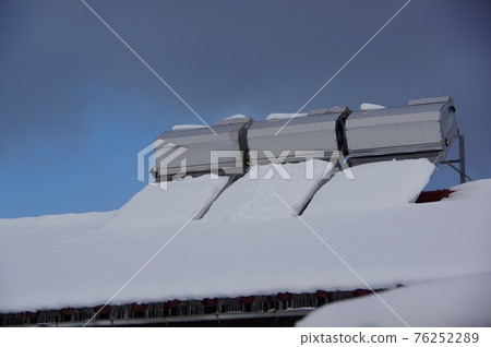 Snow cover and water heater Winter solar water heater 76252289