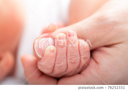 Mother with newborn baby 76252331