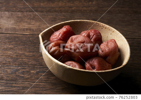 梅干盛在一個小碗裡 76252803