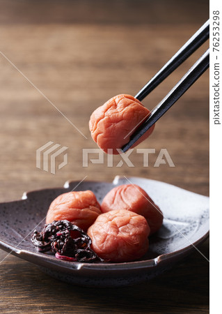 梅干用筷子夾起來 76253298