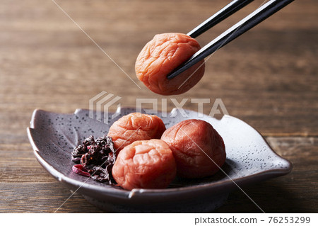 Umeboshi picked up with chopsticks 76253299