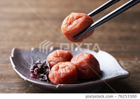 Umeboshi picked up with chopsticks 76253300
