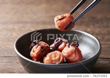 Umeboshi picked up with chopsticks 76253301