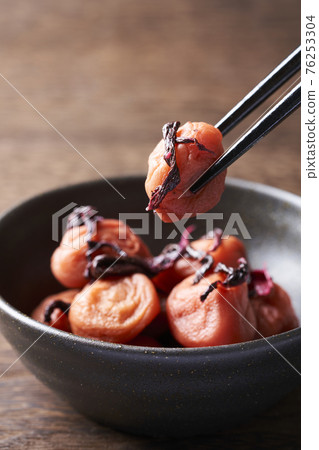 Umeboshi picked up with chopsticks 76253304