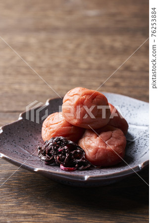 Umeboshi served in a bowl 76253884