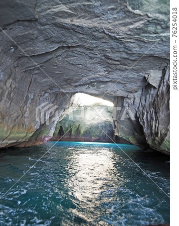 Tenmado Cave on Dogashima, Izu Peninsula (Nishiizu Town, Shizuoka Prefecture) 76254018