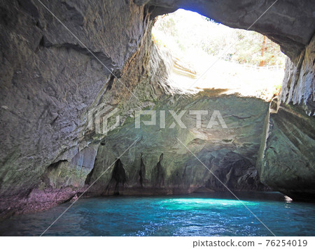Tenmado Cave on Dogashima, Izu Peninsula (Nishiizu Town, Shizuoka Prefecture) 76254019