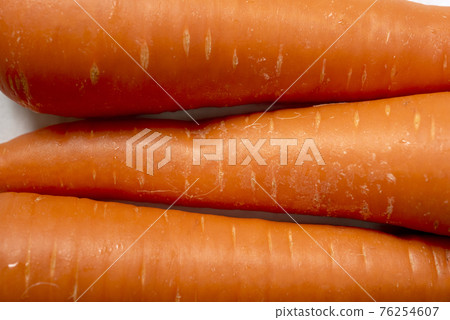 I tried to take pictures of nutritious carrots side by side 76254607