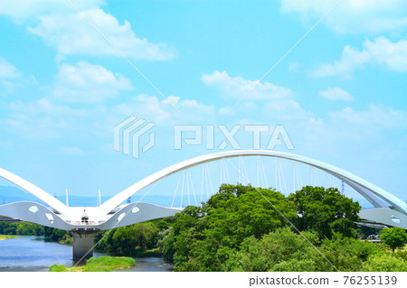 豐田大橋大橋在新鮮的綠色矢over河上的風景 豐田大橋大橋在新鮮的綠色矢over河上的風景 76255139