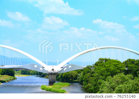 豐田大橋大橋在新鮮的綠色矢over河上的風景 豐田大橋大橋在新鮮的綠色矢over河上的風景 76255140