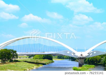 豐田大橋大橋在新鮮的綠色矢over河上的風景 豐田大橋大橋在新鮮的綠色矢over河上的風景 76255141
