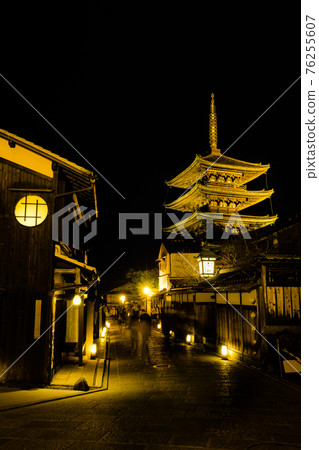 Night view of Kyoto / Higashiyama area Yasaka Tower Night view of Kyoto / Higashiyama area Yasaka Tower 76255607