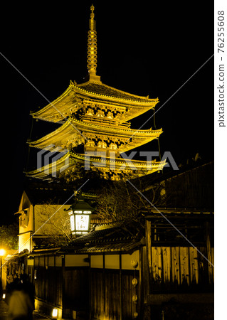 Night view of Kyoto / Higashiyama area Yasaka Tower Night view of Kyoto / Higashiyama area Yasaka Tower 76255608