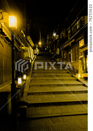 Night view of Kyoto / Higashiyama area Sannen-zaka Night view of Kyoto / Higashiyama area Sannen-zaka 76255610