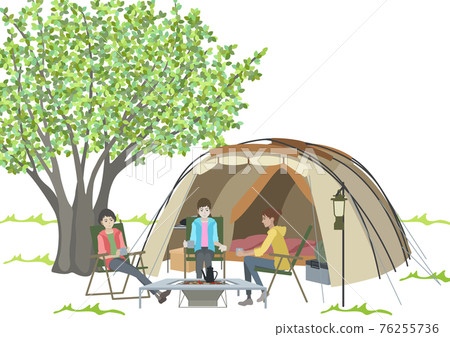 帳篷前圍著篝火的婦女 76255736