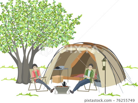 帳篷前圍著篝火的男女 76255749