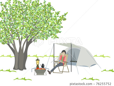 一個女人坐在帳篷前的篝火旁 76255752