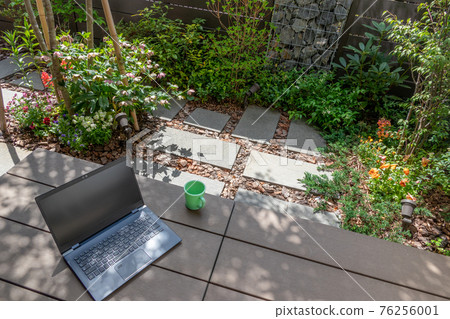 Telework image in a small garden with a gabion Telework image in a small garden with a gabion 76256001