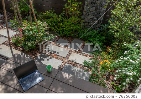 Telework image in a small garden with a gabion Telework image in a small garden with a gabion 76256002